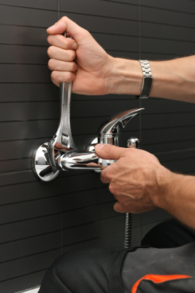 Plumber in Frisco installs a bathtub faucet